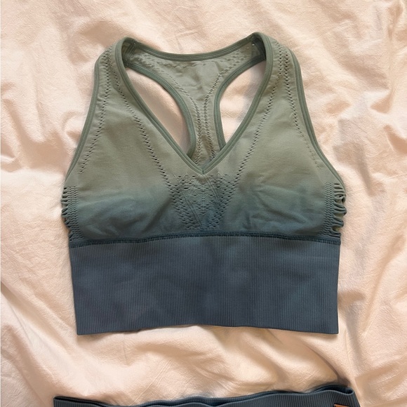 VICTORIA SECRET PINK WORKOUT MATCHING SET
TOP: x small
Shorts: small - Picture 4 of 6